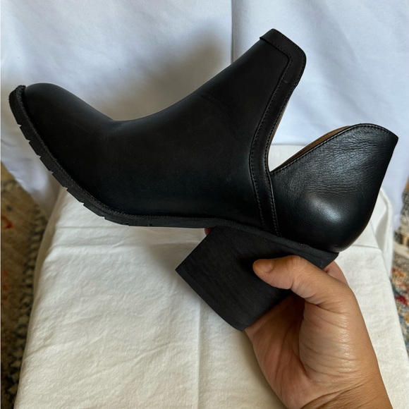 Brand New Black Leather Cut-Out heeled boots - Size 37 - Picture 2 of 9